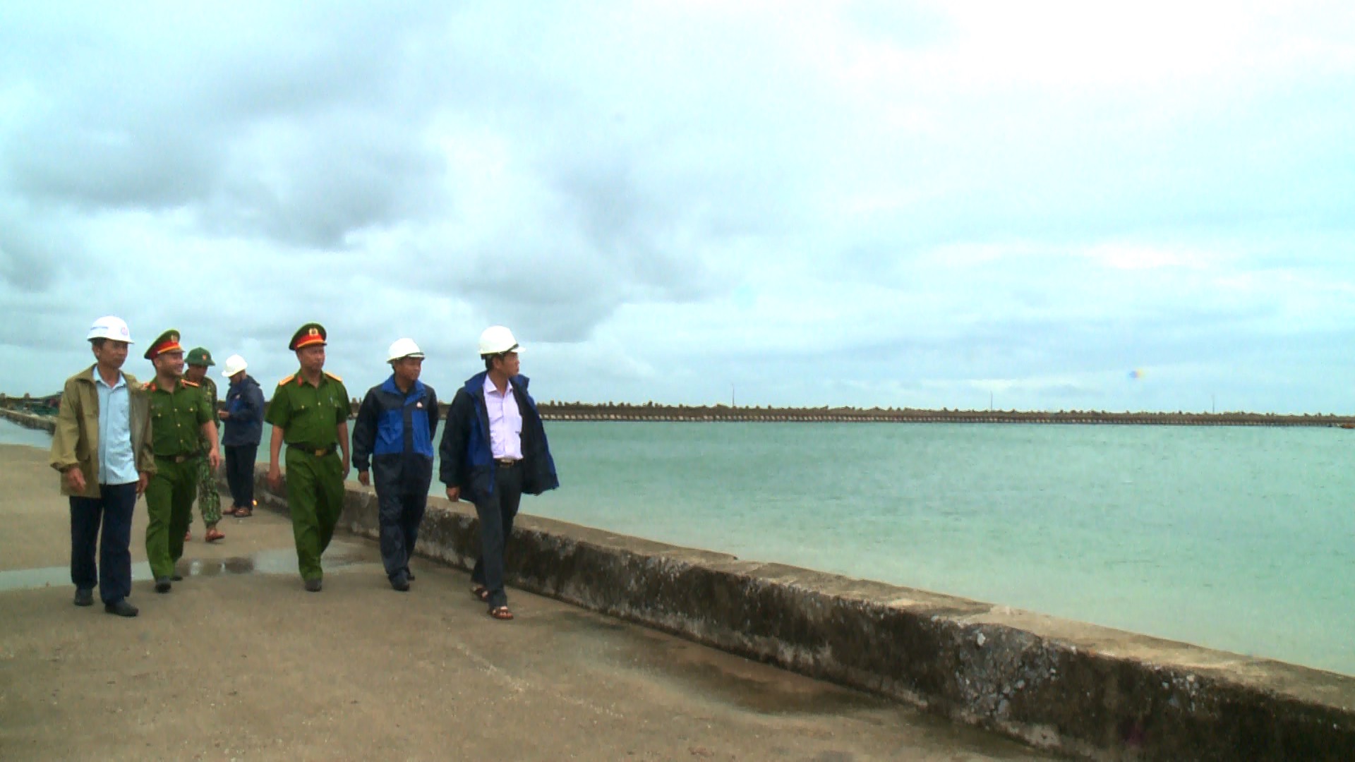 Một số hình ảnh Công an thành phố phòng chống cơn bão số 2